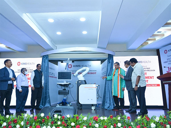 Dr. Shashi Tharoor, MP unveiling the Robotic Surgery Unit Dr. Muhammed Nazeer, Dr. G. Vijayaraghavan, EM Najeeb, Dr. M.I Sahadulla and S.N. Raghuchandran Nair in frame