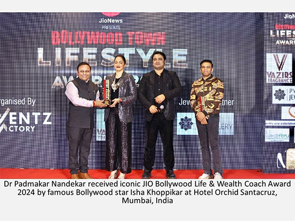 Dr Padmakar Nandekar received iconic JIO Bollywood Life & Wealth Coach Award 2024 by famous Bollywood star Isha Khoppikar at Hotel Orchid Santacruz, Mumbai, India