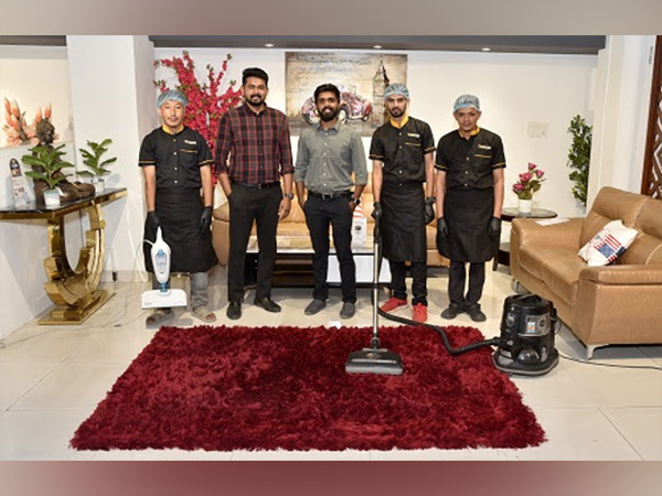 Centre Arjun Prince, CEO, Dione Labs Tech. Pvt. Ltd. along with Dhanush, Bangalore Head, Dione Labs and Todoo staffs at the Royaloak Bangalore Showroom