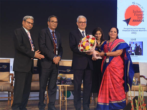 Dr. Kalpana Sankar receiving Lifetime Achievement Award in Financial Inclusion