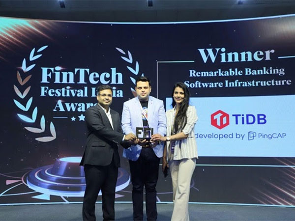 Bhanu Jamwal, APAC Head of Presales and Solution Engineering at PingCAP, wins the Fintech Festival India 2024 award for TiDB in Remarkable Banking Software Infrastructure