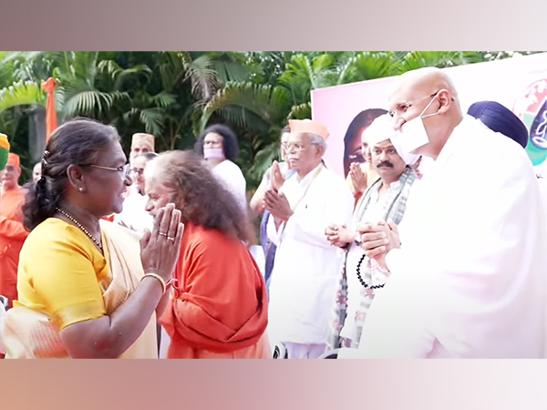 Param Gurudev Shree Namramuni Maharaj Saheb graces the Global Spirituality Mahotsav in the presence of President of India, Droupadi Murmu