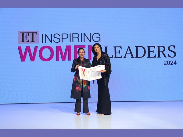 Director, A.K. Group, and Co-Founder, IndiaBonds, Aditi Mittal, felicitated by Sushmita Sen at ET Women Conclave event in Gurugram