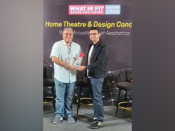 (On the left) Sushil Motwani, Founder Aytexcel Pvt. Ltd. & Official India Representative of Formovie wins the award for best display for Formovie Theatre Device on a Fresnel Screen