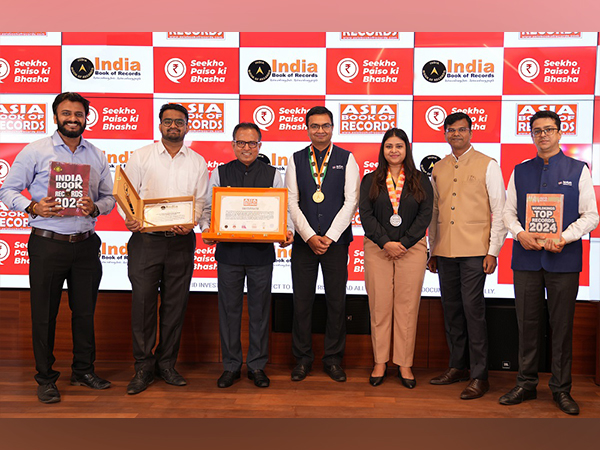 Nilesh Shah, MD Kotak Mutual Fund (3rd from left), Kinjal Shah, Head- Digital Business, Marketing and Analytics (4th from right) Receiving the Record Certificate