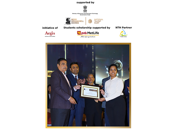 Nitin Gadkari along with Vineet Maheshwari, Chief Strategy Officer and Chief Information Technology Officer, PNB MetLife felicitating the 14th AGBA National Talent Hunt winner
