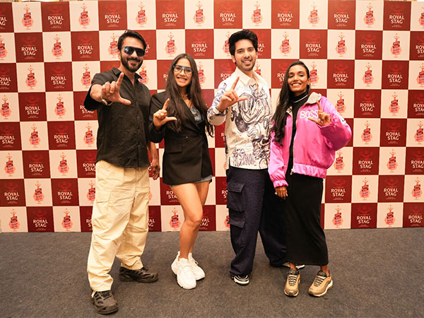 Ali Merchant, Nikhita Gandhi, Armaan Malik & Dee MC for Royal Stag BoomBox Pune