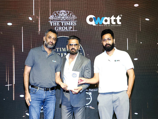 Premnath and Kiran, founding directors of Qwatt Technologies, receiving the award from Sunil Shetty at an award ceremony organized by the Times Group