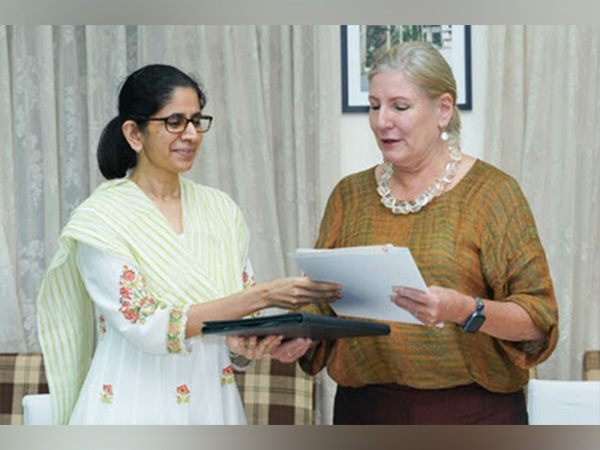 Prof. Mukta Kulkarni, IIMB, exchanges the signed MoU with Prof. Jenni Lightowlers, Deakin University, Australia