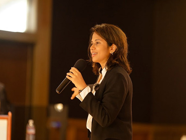 Author Soundarya Balasubramani interacting with the Students at the Unshackled Campus Tour in USA