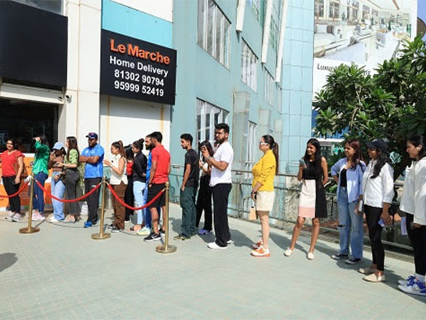 Fans line up early morning for Lay's Dhoni Packs