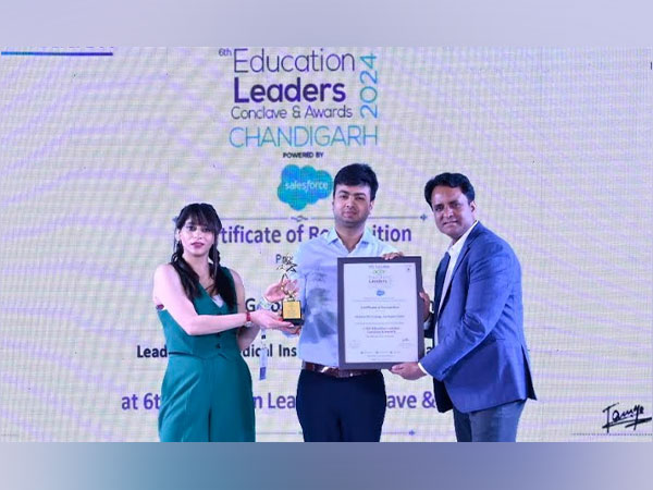 Er. Vibhav Mittal, Vice Chairman of Dolphin (PG) College, receiving the award from Observe Now Co-founder and CEO Jeet Sharma and Editor-in-Chief Tania Tikoo