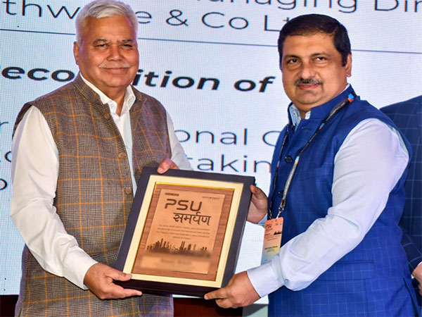 Dr RS Sharma (IAS) Former Secretary to the Government of India conferring 'PSU Samarpan Award' to Dr Sunil Kumar Sharma, Director (Production), Braithwaite & Co. Limited (Ministry of Railways)
