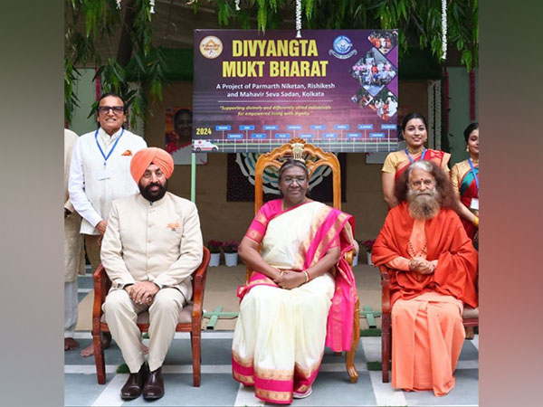 Left to Right: Dr. Dinesh Shahra, Gurmeet Singh, Governor of Uttarakhand, President of India Droupadi Murmu , Pujya Swami Chidanand Saraswati