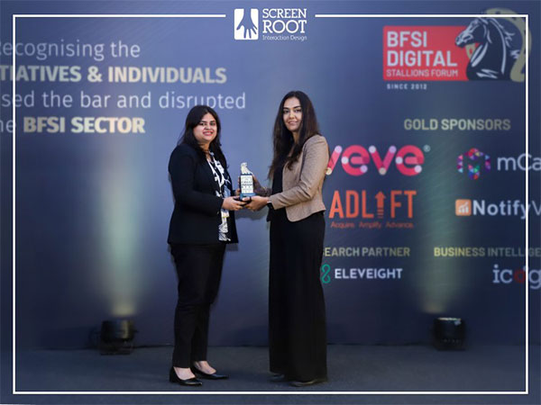 Priyanka Kane, Business Head of ScreenRoot, receiving the award from Shefali Khalsa, Head Corporate Communications and Assets Marketing of IndusInd Bank.