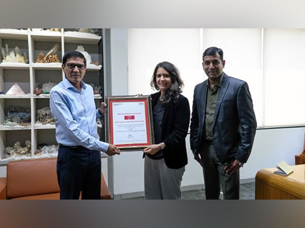Caption (L to R): Suhas Lunkad, Chairman & Managing Director, Rohan Builders, honored by Binaifer Jehani, Business Head, CRISIL and Abbas Master, Associate Director, CRISIL