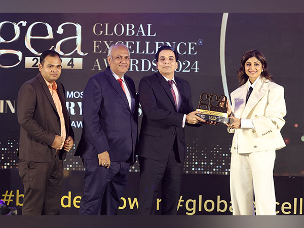 Manish Mansharamani, Founder & CEO (Yotech Infocom Pvt. Ltd.) receiving Brand Empower's "Global Excellence Awards 2024" from Shilpa Shetty Kundra