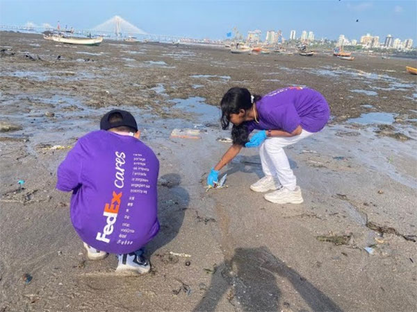 FedEx Cares volunteers and Safai sathis tackle beach pollution in Mumbai