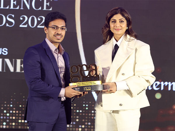Arun Pamulapati, Director (International Healthcare Limited) receives Global Excellence Awards 2024 by the hands of Chief Guest Shilpa Shetty Kundra