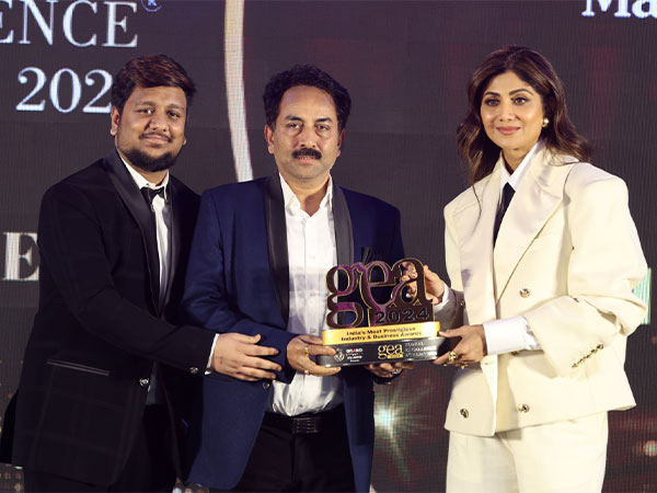 Naveen Shrivastava, Owner (ILLUMINATION INDIA) receives Global Excellence Awards 2024 by the hands of Chief Guest Shilpa Shetty Kundra