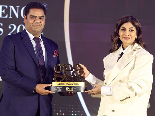 Sumit Kedia, Business Director (B.R. Guar Gum Private Limited) receives Global Excellence Awards 2024 by the hands of Chief Guest Shilpa Shetty Kundra