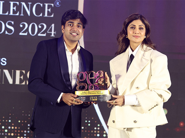 Pranshu Garg (Director, Platinum Steels LLP) being felicitated by Mrs Shilpa Shetty Kundra at the "Global Excellence Awards 2024" by Brand Empower