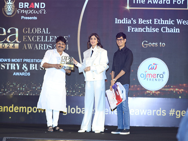 Ajay Ajmera, the Founder & CEO (Ajmera Trends) receives Global Excellence Awards by the hands of Chief Guest Mrs Shilpa Shetty Kundra