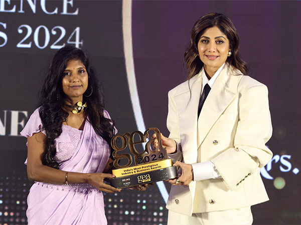 Mudiyam Lavanya Shetty, (CEO) M/s Lavanya Creations receives Global Excellence Awards by the hands of Chief Guest Shilpa Shetty Kundra