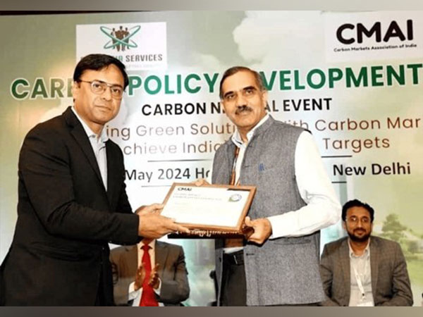 Rohit Kumar, Secretary General, CMAI presenting the Global Impact Carbon Offset Certificate to the Chief Guest of the Policy Conclave, Abhay Bakre, Director General, BEE