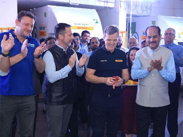 Balfour Manuel, Managing Director, Blue Dart, Pablo Ciano, CEO, DHL eCommerce Solutions with members of the Board of Mgmt at the EV Fleet Inauguration in Mumbai (L-R)