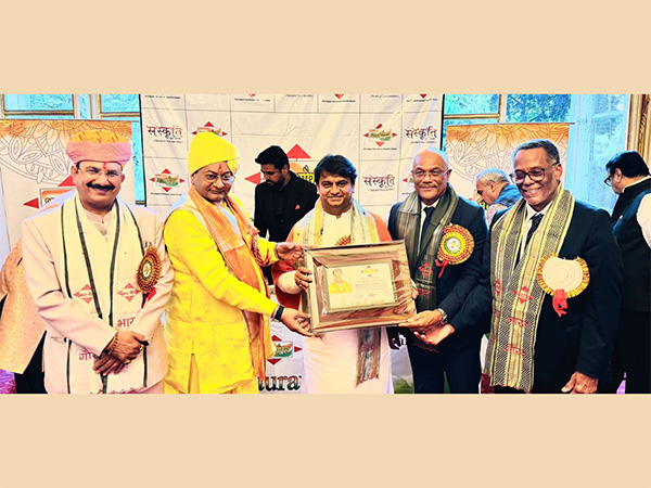 HH Shri Rajrajeshwar Guruji Receives Bharat Gaurav Award in Paris, France