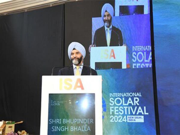 MNRE, Secretary Dr. Bhupinder Singh Bhalla engaging with attendees during his insightful speech at the ISA Curtain Raiser event