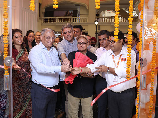 Arvind Mediratta, MD & CEO, Hippo Homes, along with the first customer inaugurating the new Hippo Homes store in Grand Venice Mall, Greater Noida