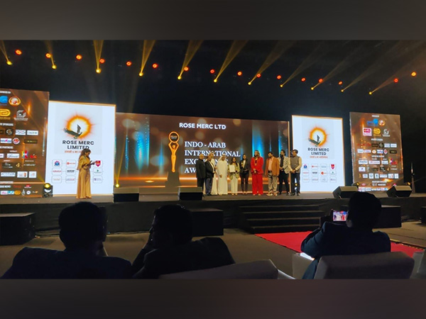 Jovita Gandhi and Harshee Haria of RML received the award for RML from Ramdas Athavale, Minister of Social Justice, and Dr Bu Abdullah, Chairman of Bu Abdullah Group