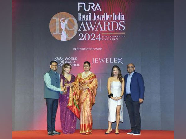 Suraj Shantakumar and Paras Mehta, Directors from Kirtilals received the award from Sudha Reddy and Michelle Poonawalla