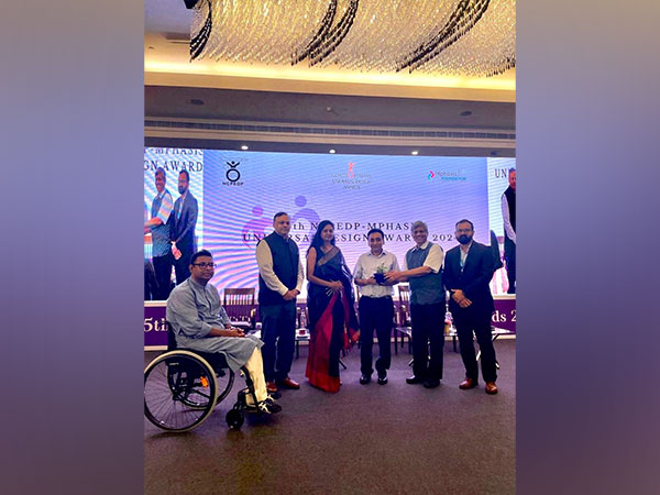 Rajesh Aggarwal, Secretary, Department of Empowerment of Persons with Disabilities, with Arman Ali and other dignitaries