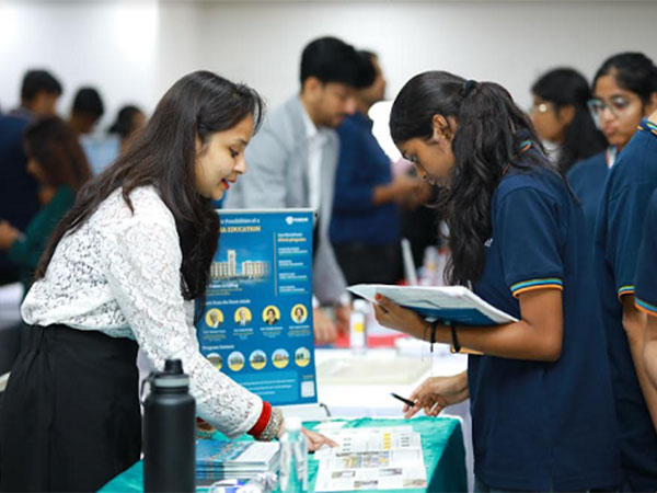 Manthan Students interacting with University Delegates at the Future Pathways University Festival