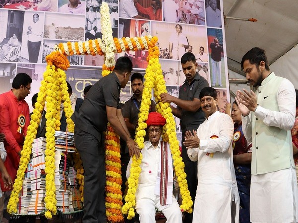 Dhareshwar Vidya & Krida Pratisthan honored Sharad Pawar with Granth Tula on the occasion of Pratisthan's Silver Jubilee Year