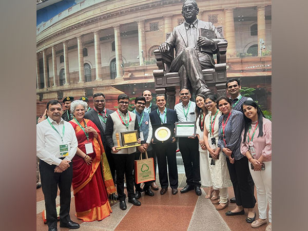 Medanta Gurugram's Lung Transplant team, led by Dr Arvind Kumar (in center), with the 'Active Emerging Lung Transplant Centre in North India' recognition from MoHFW and NOTTO.