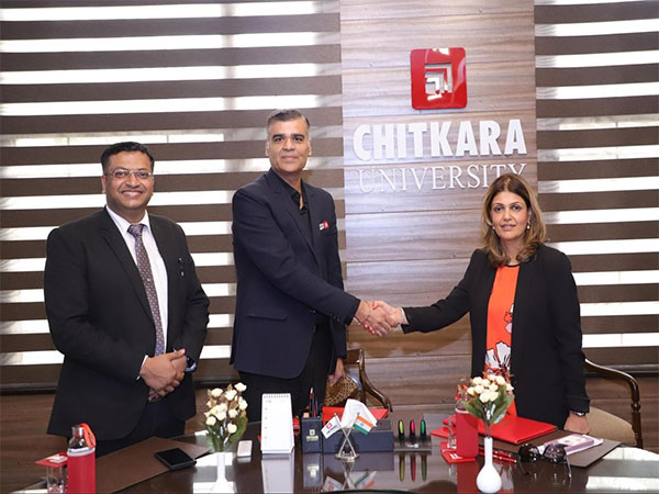 Dr Sandhir Sharma Vice Chancellor Chitkara University congratulates Sunali Rohra Head- Government and Institutional Business, startups HDFC Bank.