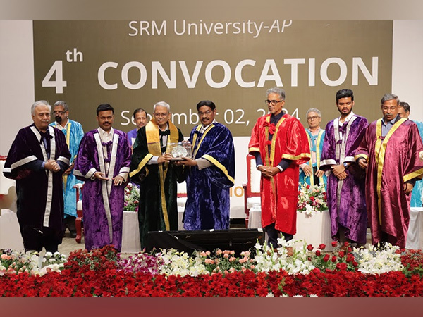 Founder Chancellor felicitates Chief Guest Padma Bhushan Kris Gopalalakrishnan at 4th Convocation Ceremony