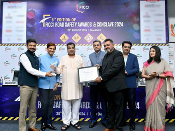 L-R: Amit Kumar, Senior Director Marketing, and Durgadutt Nedungadi, Senior Vice President, India and International Business, Netradyne accepting the trophy and certificate