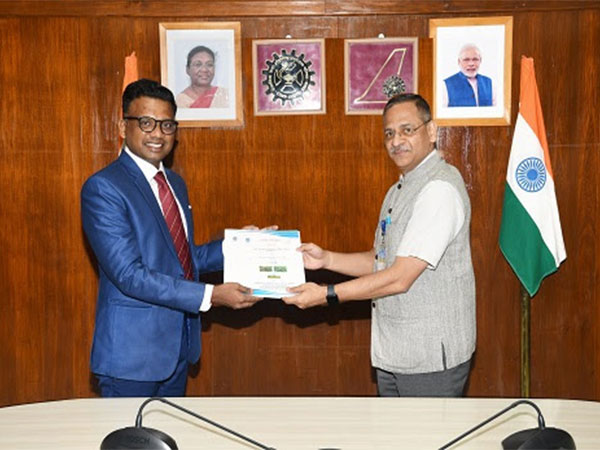 L to R - Dr Sakthivel Ramaswamy, MD and CEO of KRR Aerospace and Dr. Abhay A Pashilkar, Director of CSIR-NAL