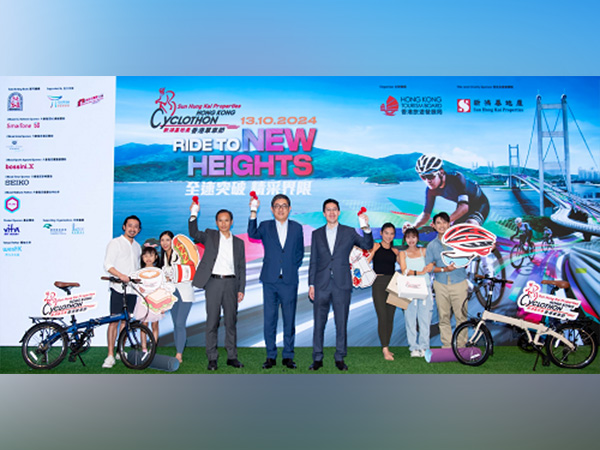 Dane Cheng, Executive Director, HKTB, Adam Kwok, Executive Director, Sun Hung Kai Properties, & Leung Hung-tak, Chairman, Cycling Association of Hong Kong, China officiate the ceremony