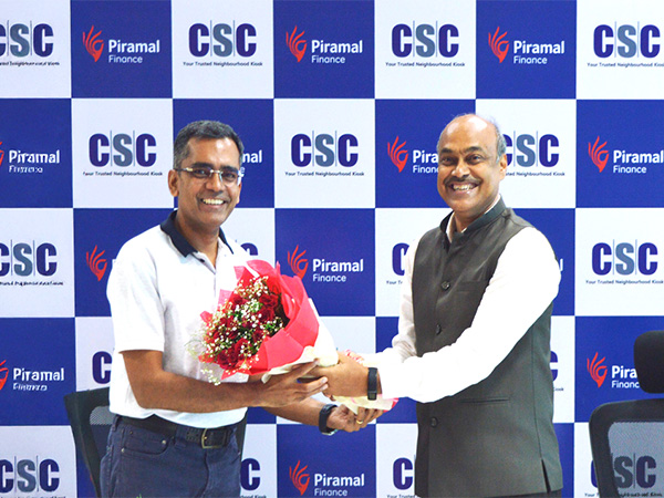 Jairam Sridharan, MD, Piramal Finance (left) and Sanjay Rakesh, MD & CEO, CSC SPV, commemorate the successful disbursement of over Rs 100 Cr. in loans in August 2024 through their partnership