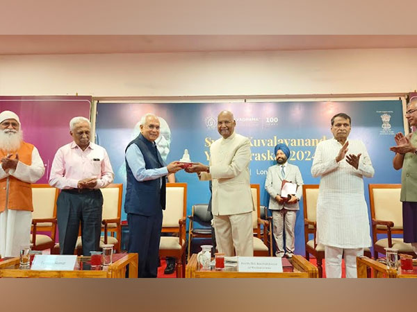 Ram Nath Kovind presenting Swami Kuvalayananda Yoga Puraskar to Dr Rajiv Kumar. Also seen are Suresh Prabhu, Dr V.N. Gangadhar, Dr Samprasad Vinod & Subodh Tiwari