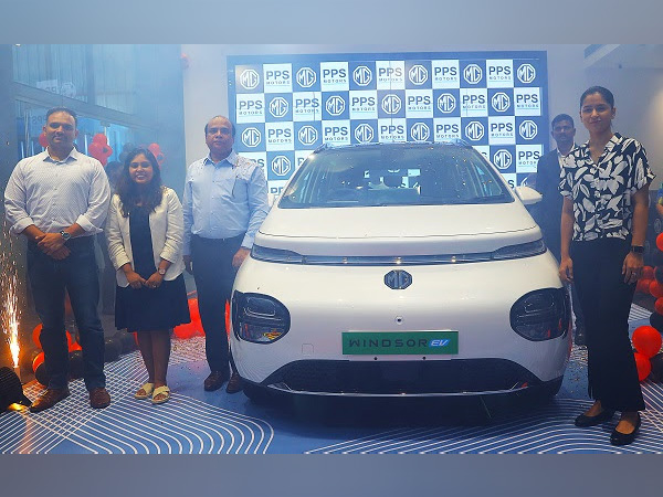 Naina Jaiswal, National & South Asia Table Tennis Champion with MG Motor & PPS Motors' officials launching MG Windsor - India's 1st Intelligent CUV, at PPS Motors' Hyderabad showroom