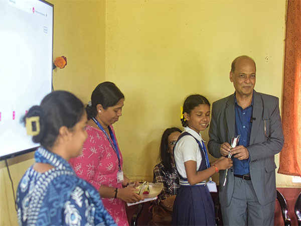 A student from Government High School, Thane Sattari, North Goa, felicitating Pallav Mohapatra, MD & CEO at Arcil