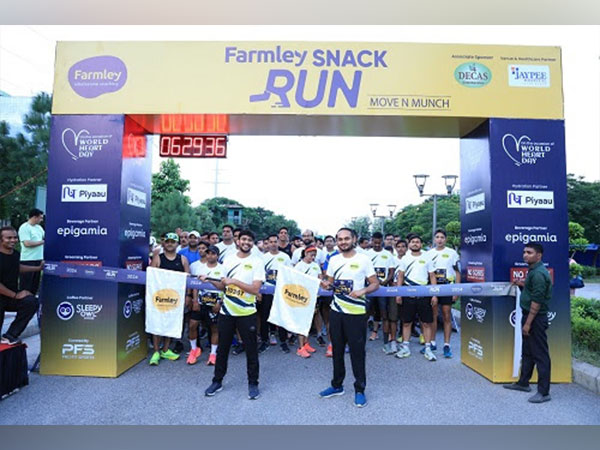 Co-founders, Abhishek Agarwal and Akash Sharma flagging off the Move N Munch marathon