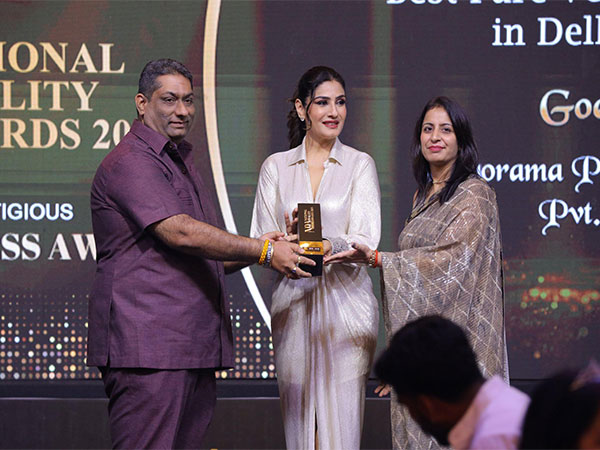 Deepak Chadha, Teena Chadha Director (Vegorama Punjabi Angithi Pvt. Ltd.) receiving Brand Empower's "National Quality Awards 2024" from Padma Shree Awardee, Raveena Tandon